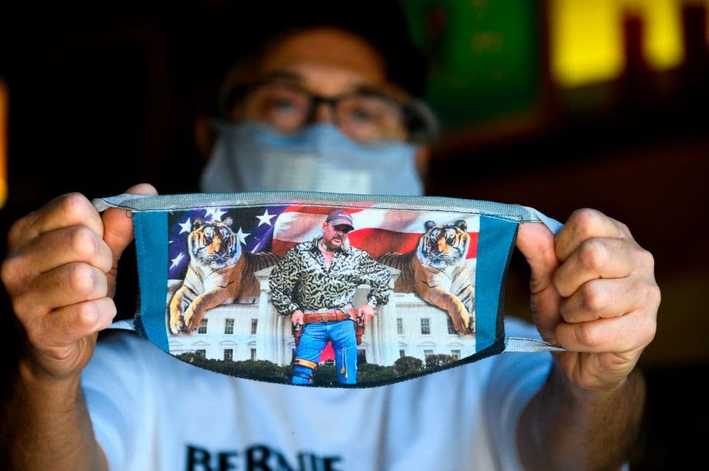 ¿Y qué tal este diseño de tapabocas basado en la serie Tiger King de Netflix? Esta serie es una de las más vistas en la plataforma de streaming durante la pandemia del coronavirus y Wyatt no desaprovechó la ocasión de hacer tapabocas con el tema, que aborda un asunto nada tranquilizador: la rivalidad entre un comerciante de grandes felinos (Joe Exotic, quien fuera candidato independiente a gobernador de Oklahoma en 2018) y la propietaria de una reserva de estos animales en Florida (Carole Baskin).
<br>