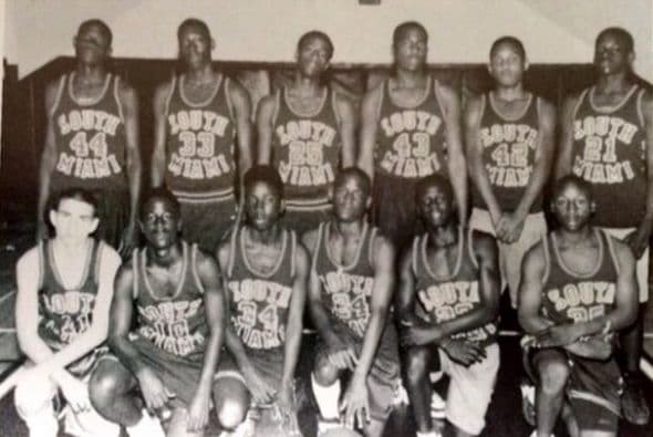 ¿Ya lo ubicaste? Sí, Pitbull también nos mostró esta imagen de su pasado como colegial e integrante del equipo de basquetbol.