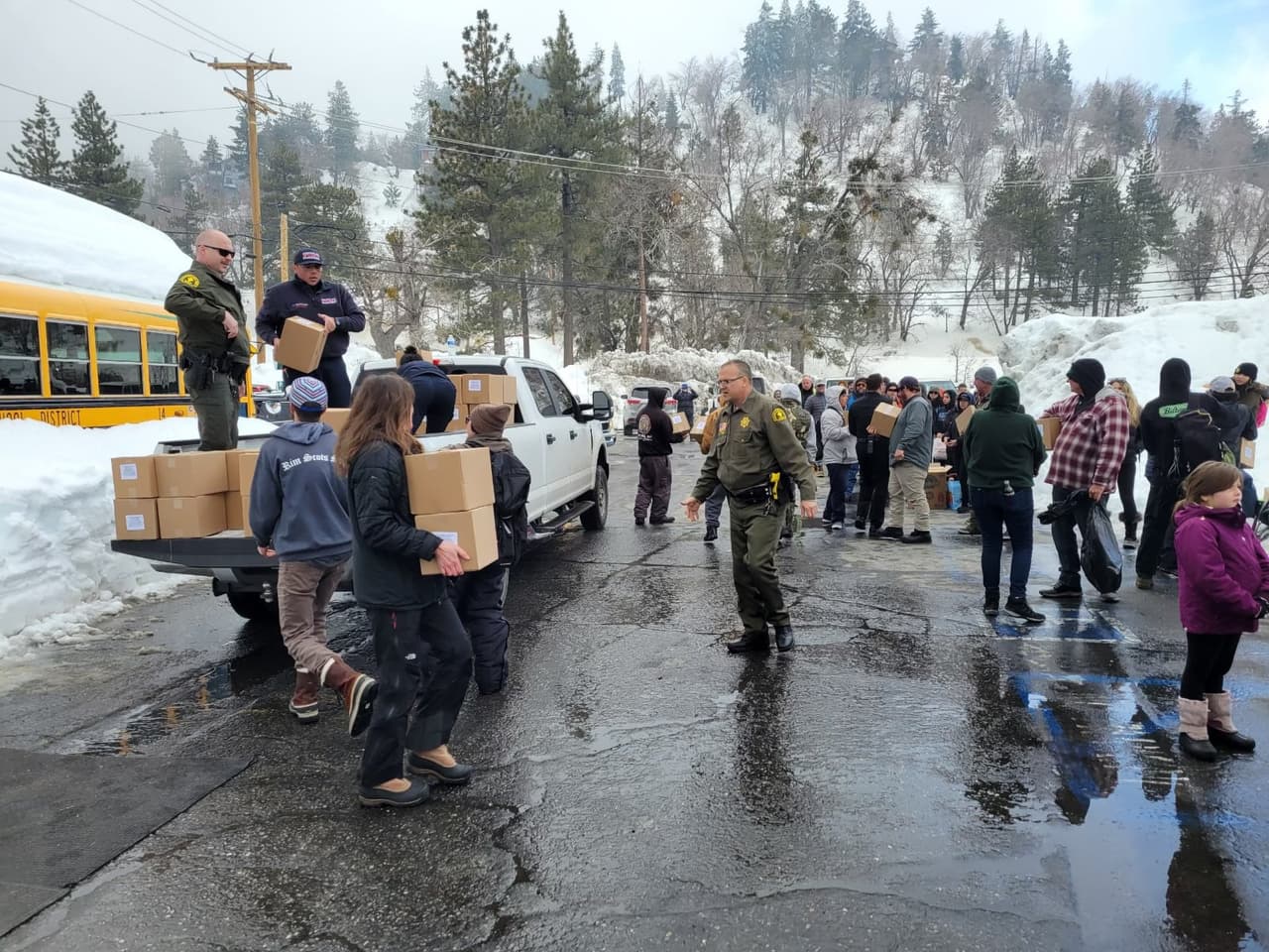 El gobernador de California, Gavin Newsom, declaró el estado de emergencia en varios condados de California, que incluyen Los Ángeles y San Bernardino, para ayudar a despejar las carreteras y satisfacer las necesidades de las personas atrapadas.
<br>