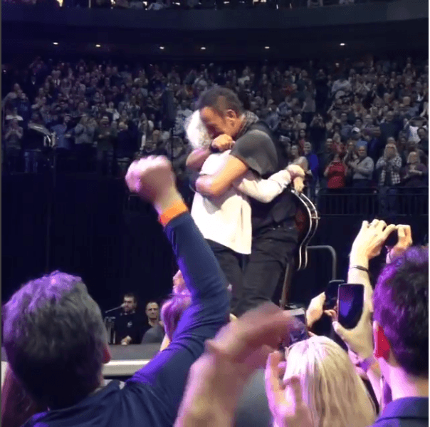 Ella se llama Jeanne Heintz, 91 y ha seguido sus shows al lado de su hija, juntas han recorrido Estados Unidos por la música de este hombre.