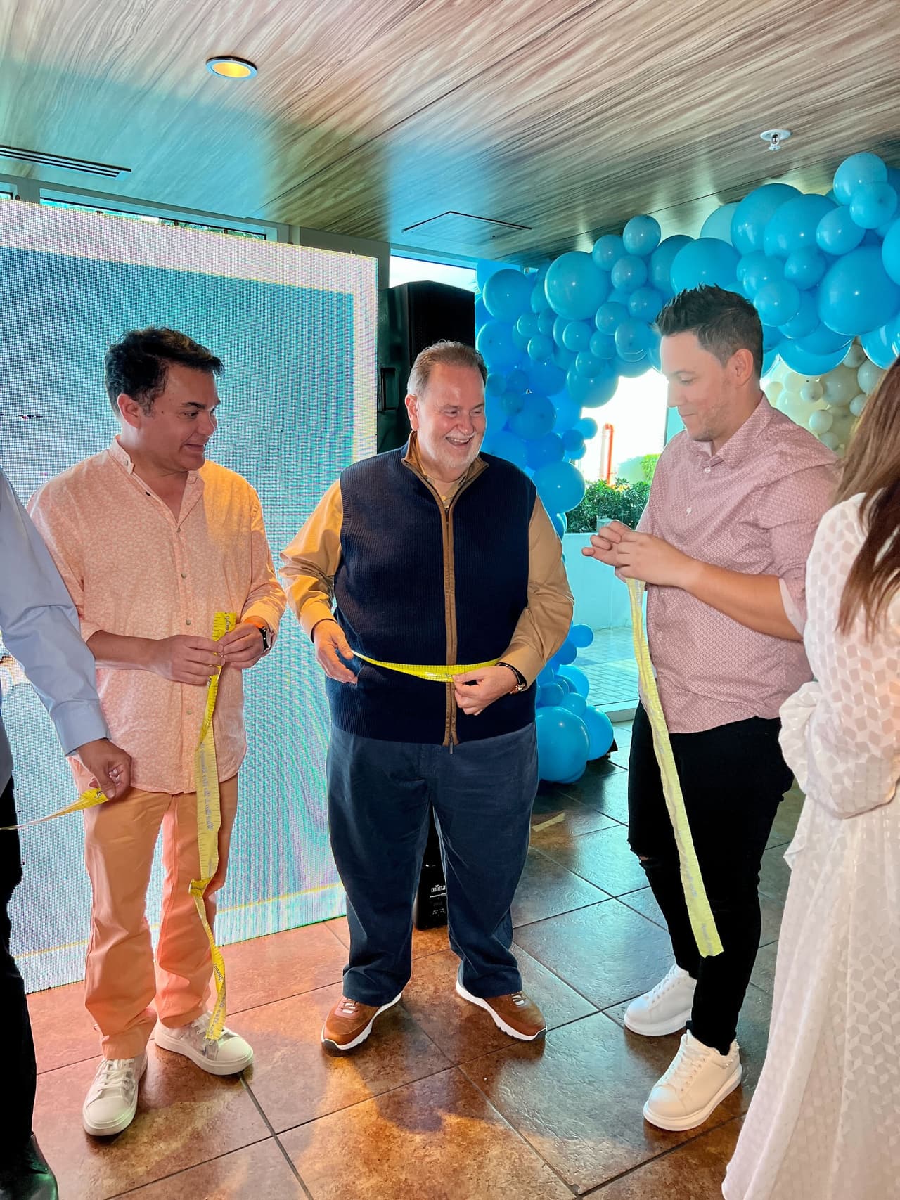 El típico juego de adivinar la medida de la pancita de la futura mamá no podía faltar, aunque se cambiaron los papeles con El Gordo de Molina y su circunferencia.