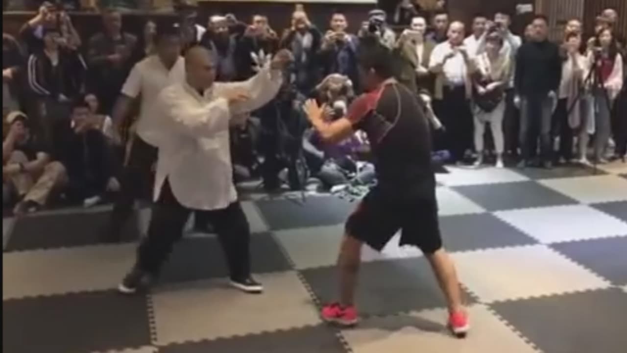 Solo 10 segundos le bastaron a este luchador para 'desenmascarar' a un profesor de tai chi (y lanzar un debate nacional en China)