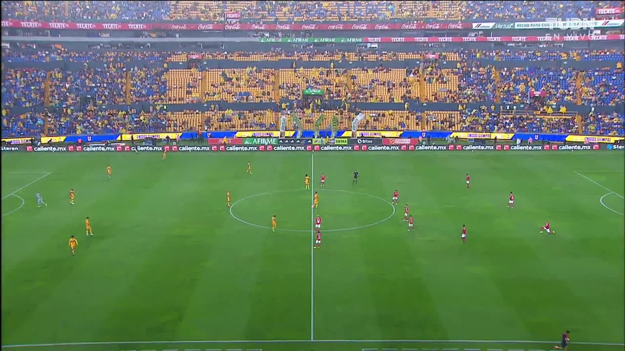 Arranca el partido y la pelota está en juego.