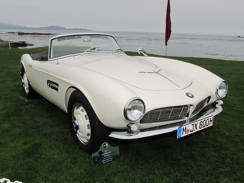 Este espectacular
<b> BMW 507</b> de 1957 fue el vehículo particular de 
<b>Elvis Presley.</b> El 
<b>BMW 507</b> fue fabricado entre 1956 y 1959 exclusivamente para el mercado de EEUU a pedido de Max Hoffman, el mismo importador de autos alemanes que convenció a 
<b>Mercedes-Benz</b> de construir el legendario 300 SL 'Gullwing' de 1953. El 
<b>507</b> fue un fracaso en ventas y de una producción planeada en 5,000 unidades por año 
<b>BMW</b> construyó apenas un gran total de 252 unidades.