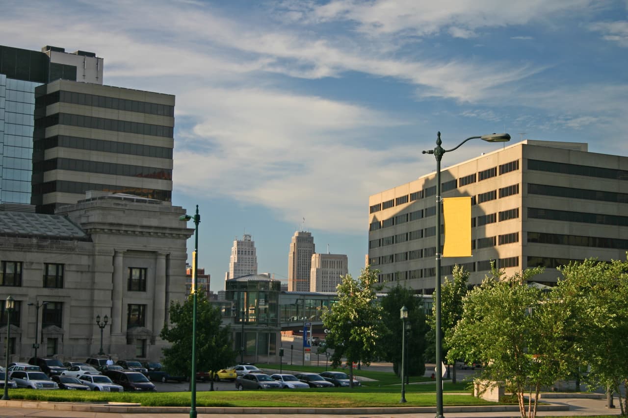 <h3 class="cms-H3-H3">4. Manhattan, Kansas</h3>
<br>
<br>👟
<b>Media de edad: </b>27.0 años.
<br>
<br>👟
<b> Población que asiste a la universidad: </b>18.4%
<br>
<br>👟
<b>Población menor de 18 años: </b>26.9%
<br>
<br>👟
<b>Población mayor de 65 años:</b> 10.4%
<br>
<br>👟
<b>Población: </b>131,571 habitantes.
<br>
<br>