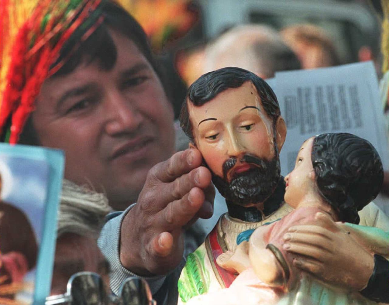 San Cayetano es otro de los grandes santos católicos con muchísimos seguidores, sobre todo en Argentina. Su fiesta se lleva a cabo el 7 de agosto, en donde millones de feligreses acuden a sus múltiples iglesias por todo el mundo a dejarle tributos, sobre todo trigo.