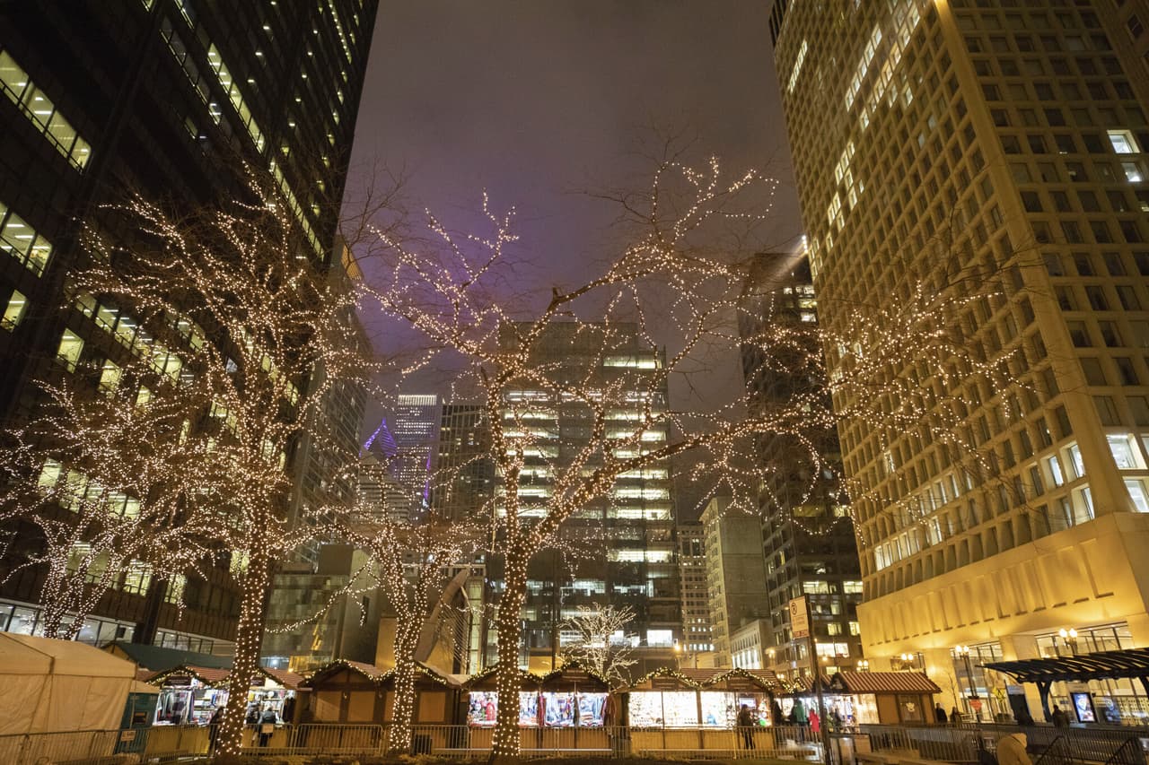 El evento inaugural del mercado navideño alemán tuvo lugar en Pioneer Court en 1996 por primera vez. Por invitación especial del exalcalde Richard M. Daley, Christkindlmarket Chicago se mudó a Daley Plaza en 1997 y se ha convertido en un evento básico en esa explanada desde entonces. Con el apoyo de la ciudad de Chicago y el Departamento de Asuntos Culturales y Eventos Especiales (DCASE), Christkindlmarket Chicago ha crecido hasta convertirse en una de las atracciones de invierno más populares tanto para los lugareños como para los turistas.