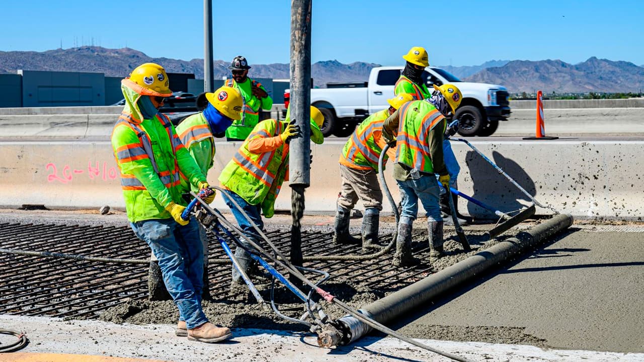 ¿Trabajas al exterior? Conoce tus derechos para prevenir enfermedades relacionadas con el calor