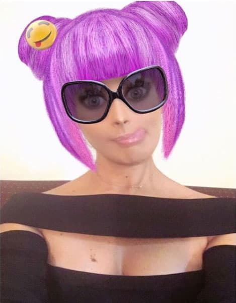 Pero también se ha divertido al posar con otro tipo de filtros, como este donde la vemos con una imagen muy al estilo de los cómics japoneses (manga).