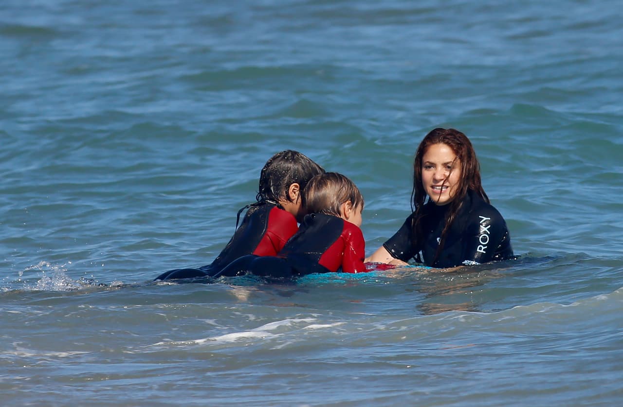 La intérprete de 'Waka waka' practicó 'bodyboard' con Milan y Sasha. 
<br>
