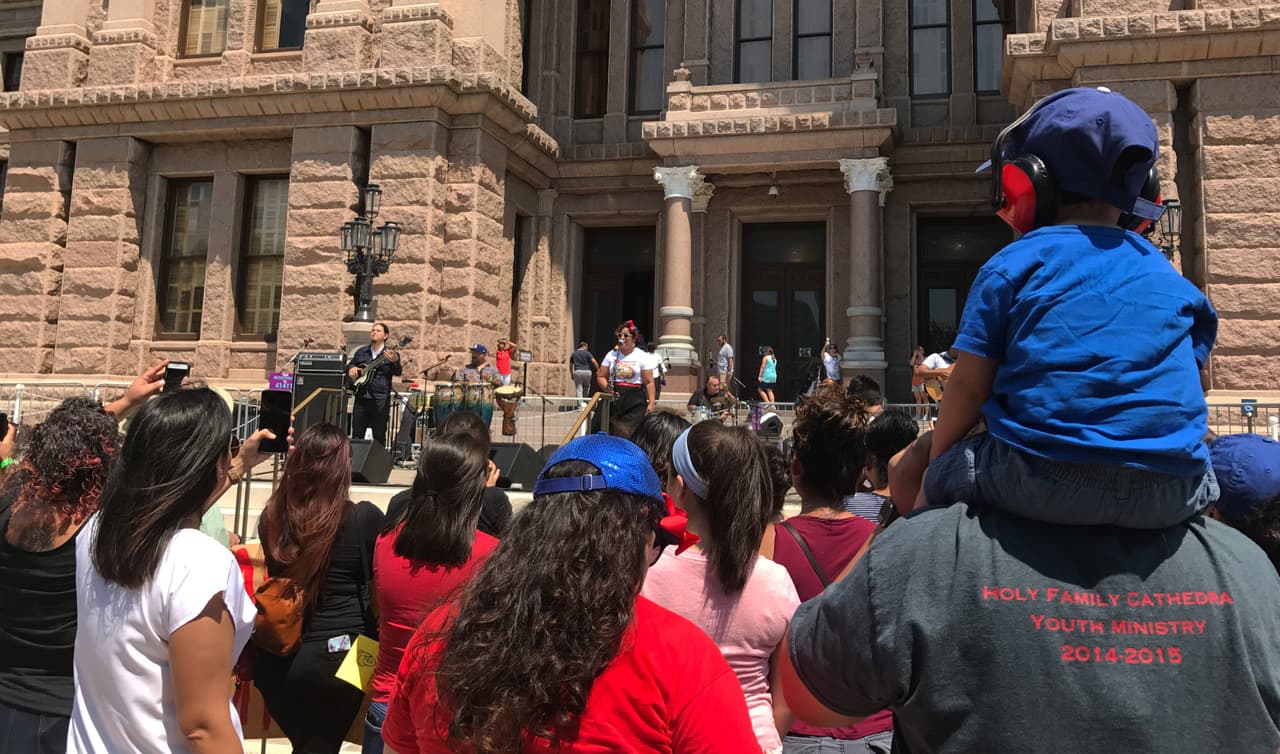 La manifestación se convirtió en una gran fiesta cuando se presentó en concierto el grupo La Santa Cecilia, cuyas canciones cuentan la experiencia de inmigrantes en Estados Unidos.