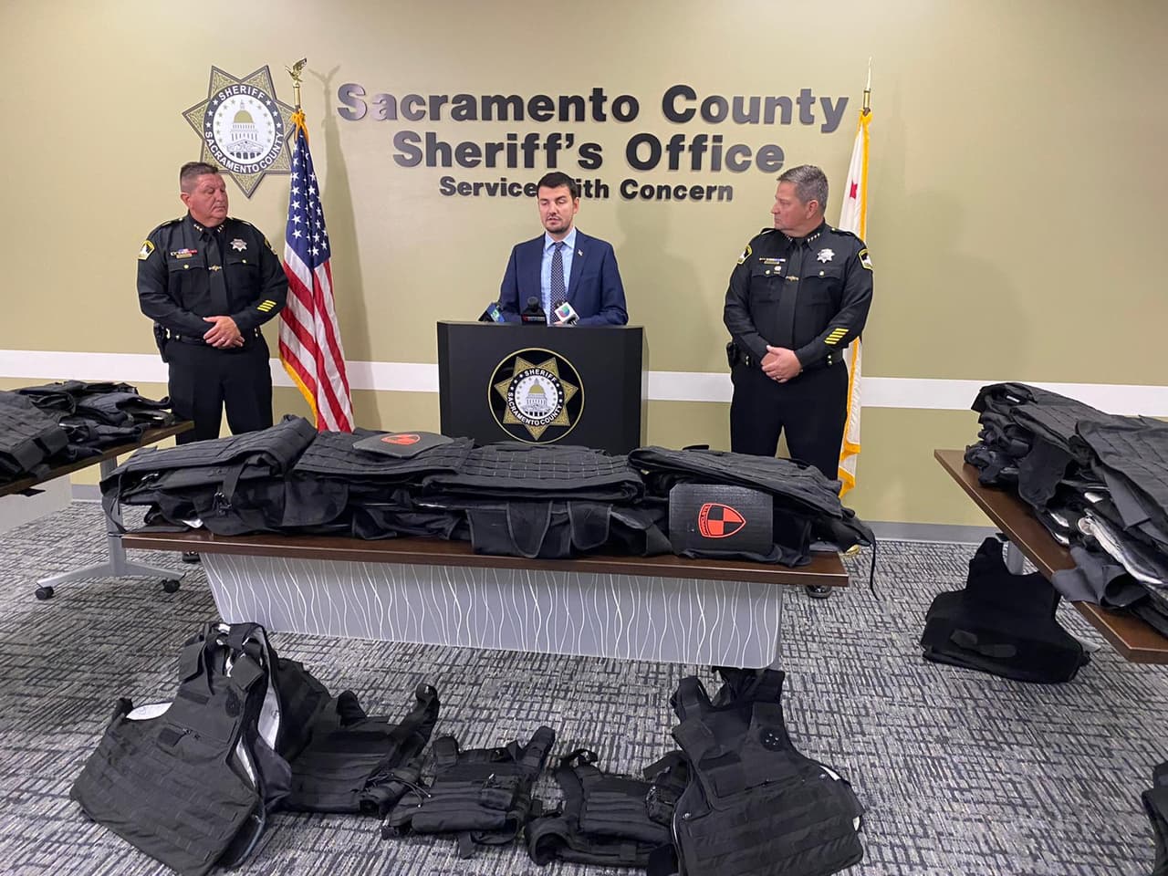 Oficina del Sheriff de Sacramento hace donativo de chalecos antibalas para voluntarios y personas vulnerables en Ucrania