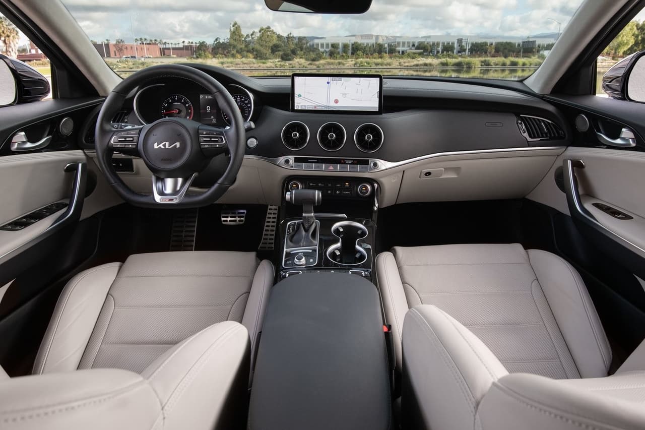 Una vez en el habitáculo encontramos un nuevo sistema de iluminación ambiental, acabados en negro brillante y cromo para el panel de instruymentos, costuras mejoradas en los paneles de las puertas y una pantalla táctil de 10.25 pulgadas.