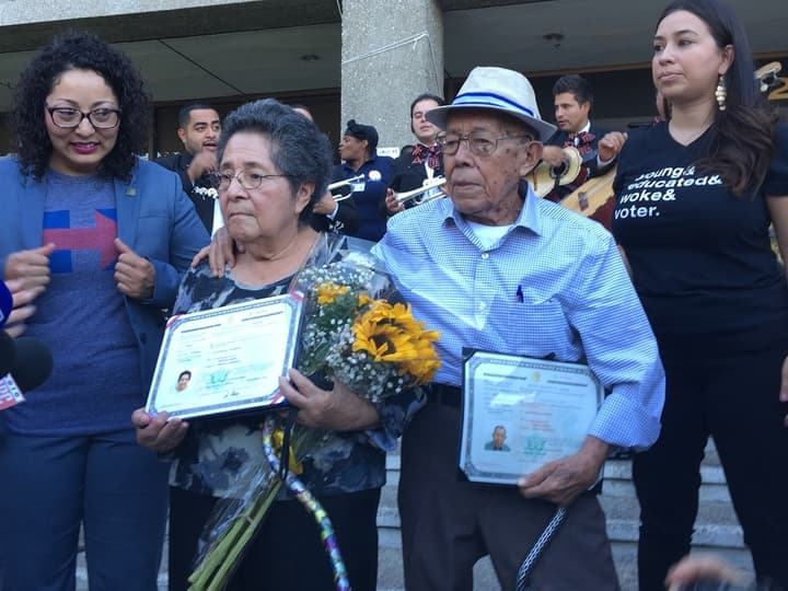 Marta y Fabio Alvarado de 80 y 91 años, nacidos en El Salvador, votaron por primera vez en EEUU este 8 de noviembre.