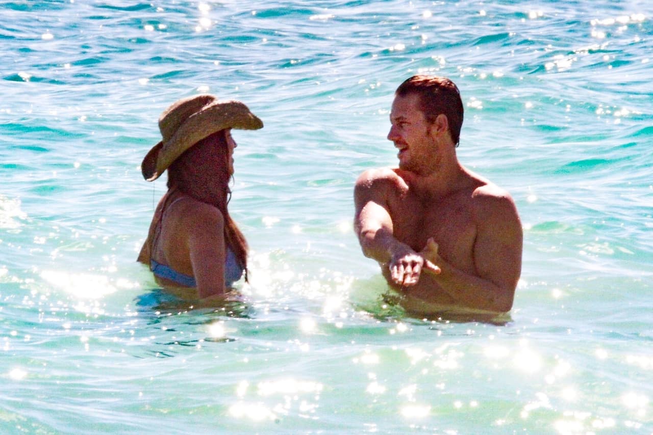 Luego, la actriz de 29 años estuvo largo rato en el agua, platicando con Luke Bracey.