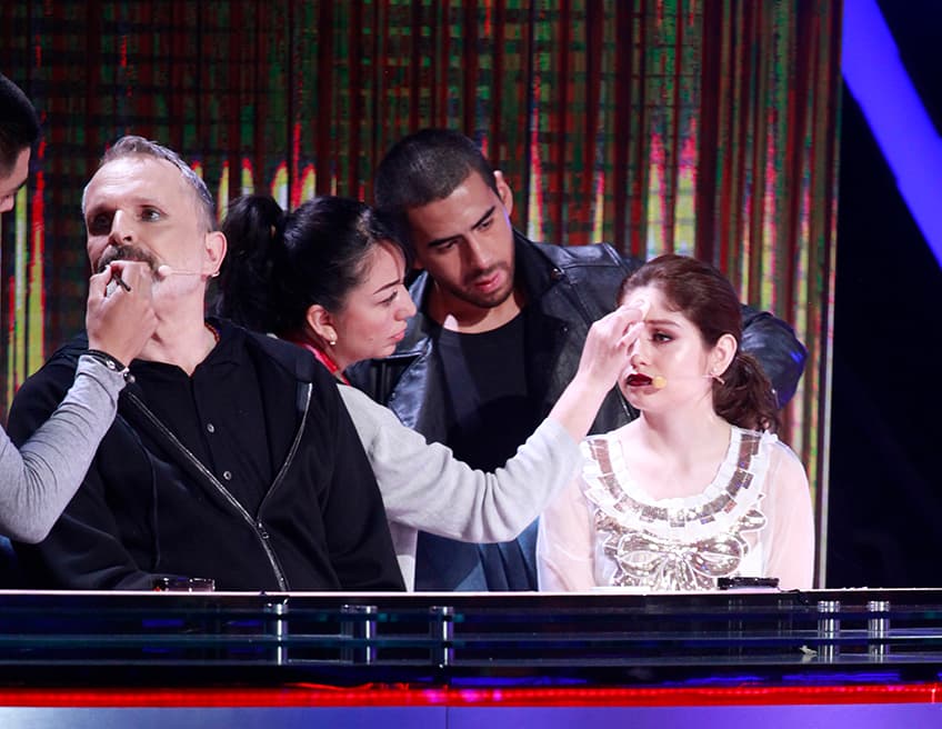 El foro se convierte en la sala de maquillaje. Por un lado, le retocan el polvo facial a Karol Sevilla y, por el otro, le humectan los labios a Miguel Bosé.