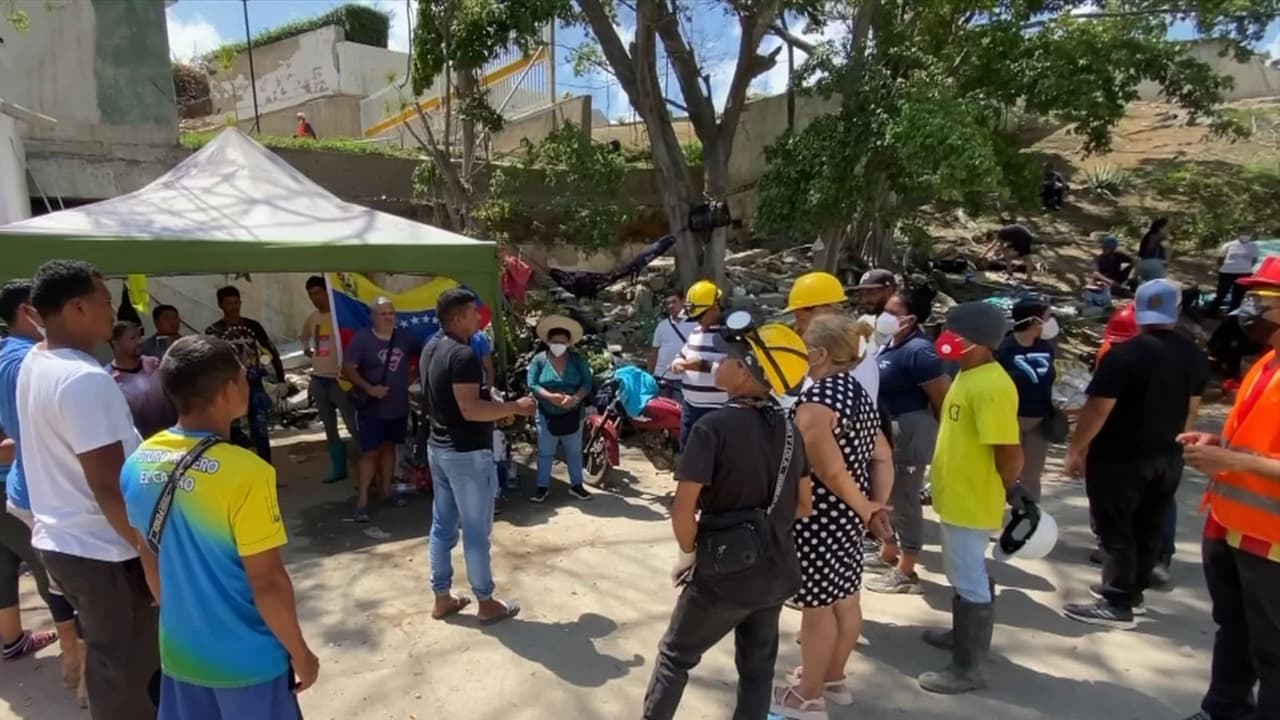 Los mineros de Venezuela que cambiaron la búsqueda de oro por el rescate humanitario de las víctimas en La Guaira