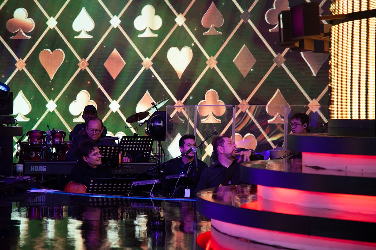 Otra parte especialmente importante: la de la música. La orquesta del show está en la parte trasera, lista para ponerle ritmo a todos los sketchs.