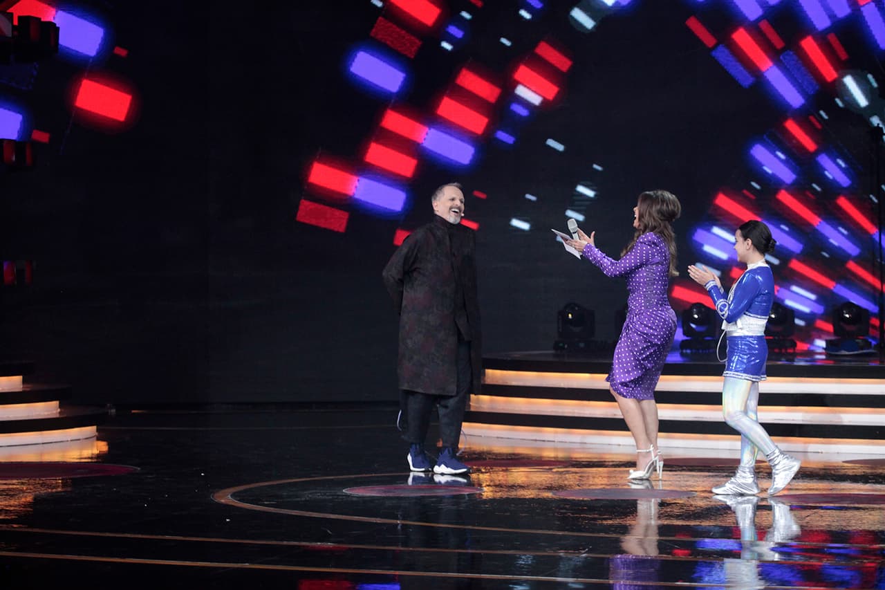 Algunos medios de comunicación y un grupo de usuarios de redes sociales señalan que fue cuando Miguel Bosé terminó de saltar que evitó ser abrazado por Galilea Montijo. Aquí vemos cómo Gali y María aplauden el desempeño del cantante.