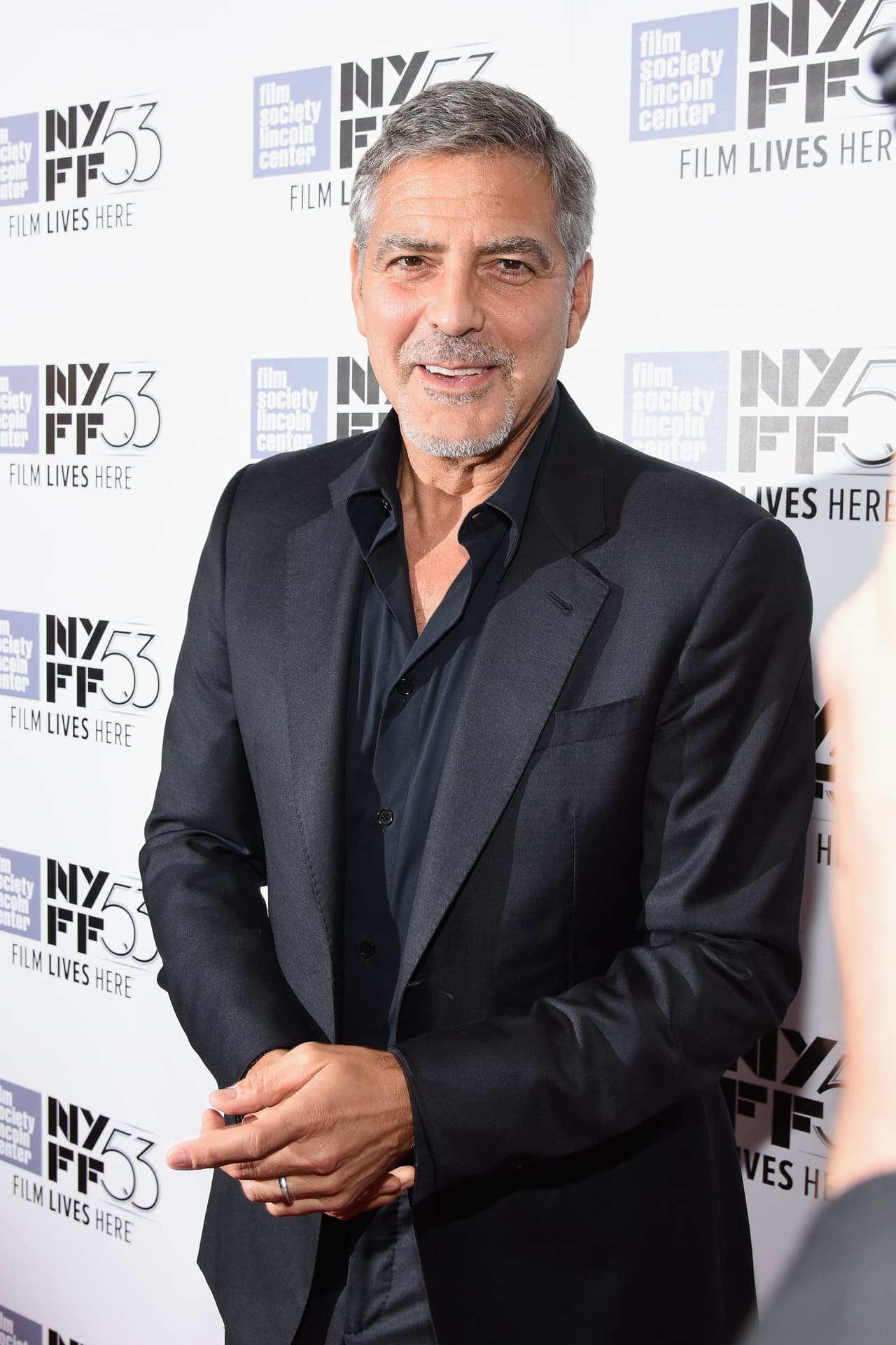 La celebridad, además de mantener su vida privada, confesó a Variety que teme decir algo estúpido en Twitter: "Sólo porque me gusta tomar una copa por la noche. Fácilmente podría decir algo estúpido, y tampoco creo que necesites estar tan disponible. No veo a Matt Damon o Brad Pitt o a mí mismo queriendo expresar nuestros pensamientos en una cosa de 140 caracteres a las 3 de la mañana ".