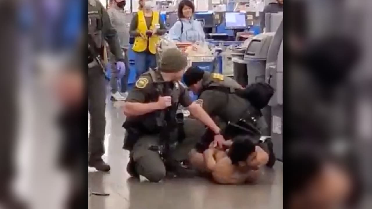 Captura de video de Facebook que muestra al presunto atacante siendo detenido por oficiales adentro de una tienda Walmart en Oroville el 2 de febrero de 2022.