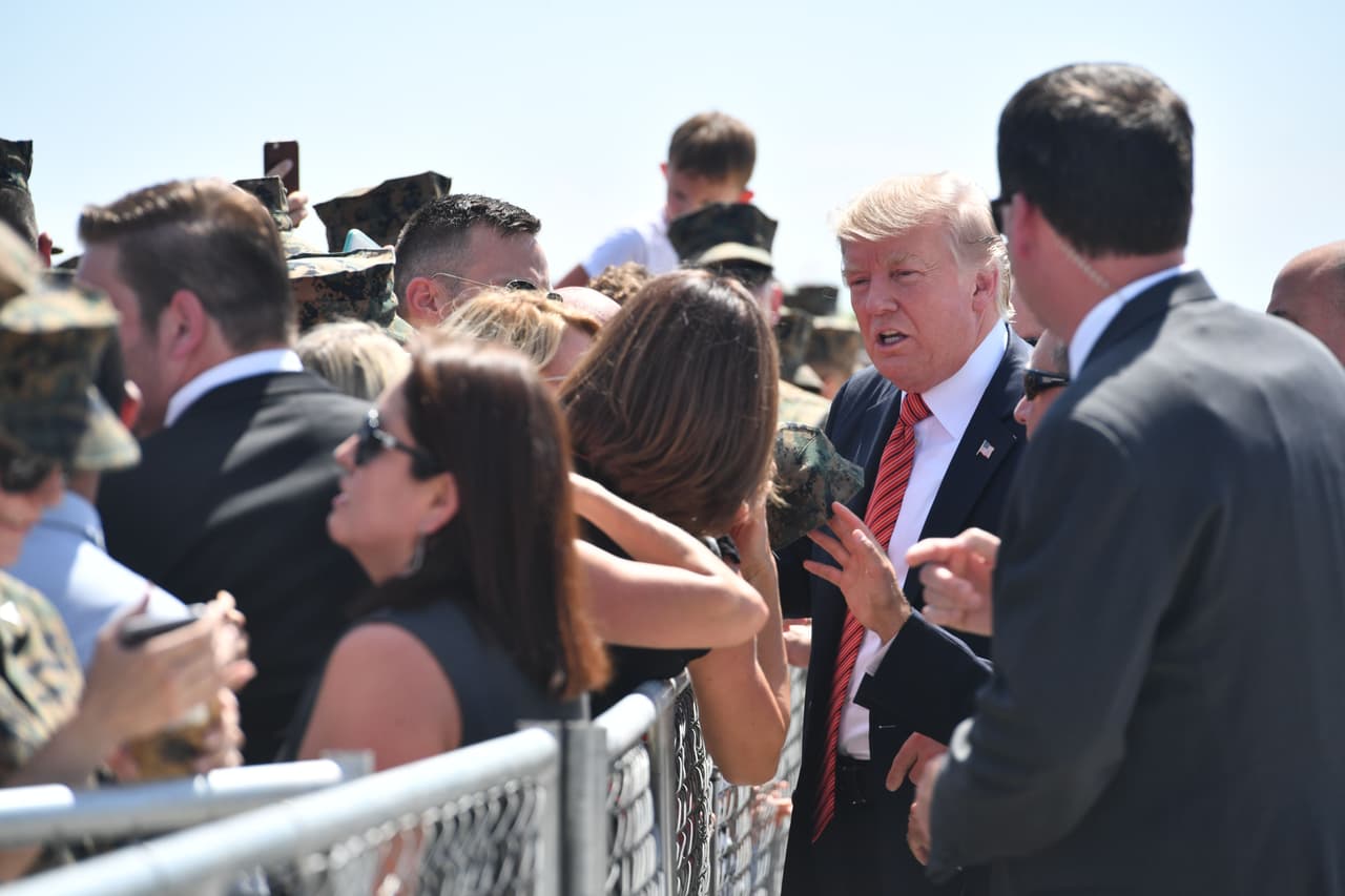 El presidente Donald Trump a su llegada a Yuma en la tarde, la primera parada de su visita a Arizona. Allí saludó a varios simpatizantes que se acercaron a recibirlo.