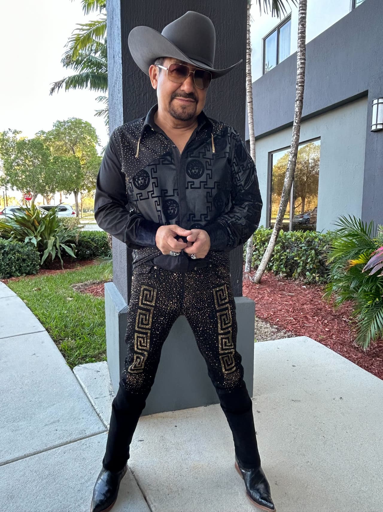 <b><a href="https://www.univision.com/temas/el-feo">El Feo</a></b>, por su parte, vistió un atuendo negro con diseños dorados.