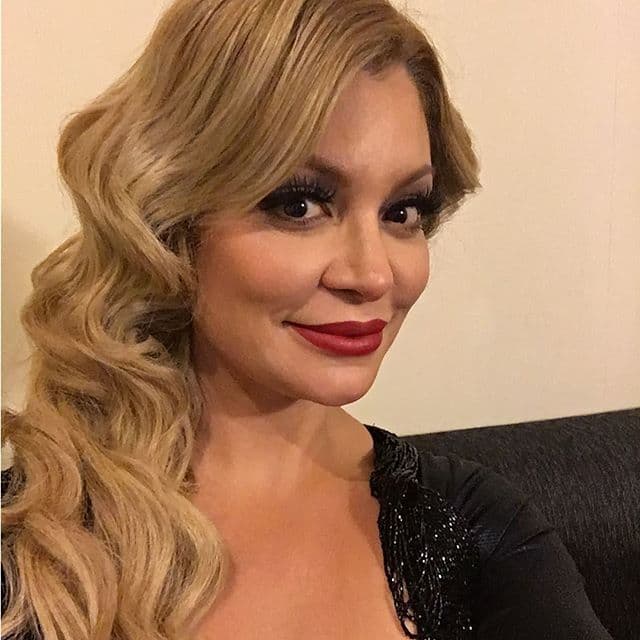 Ella también es poseedora de un cuerpazo con el que logra lucir cualquier prenda.