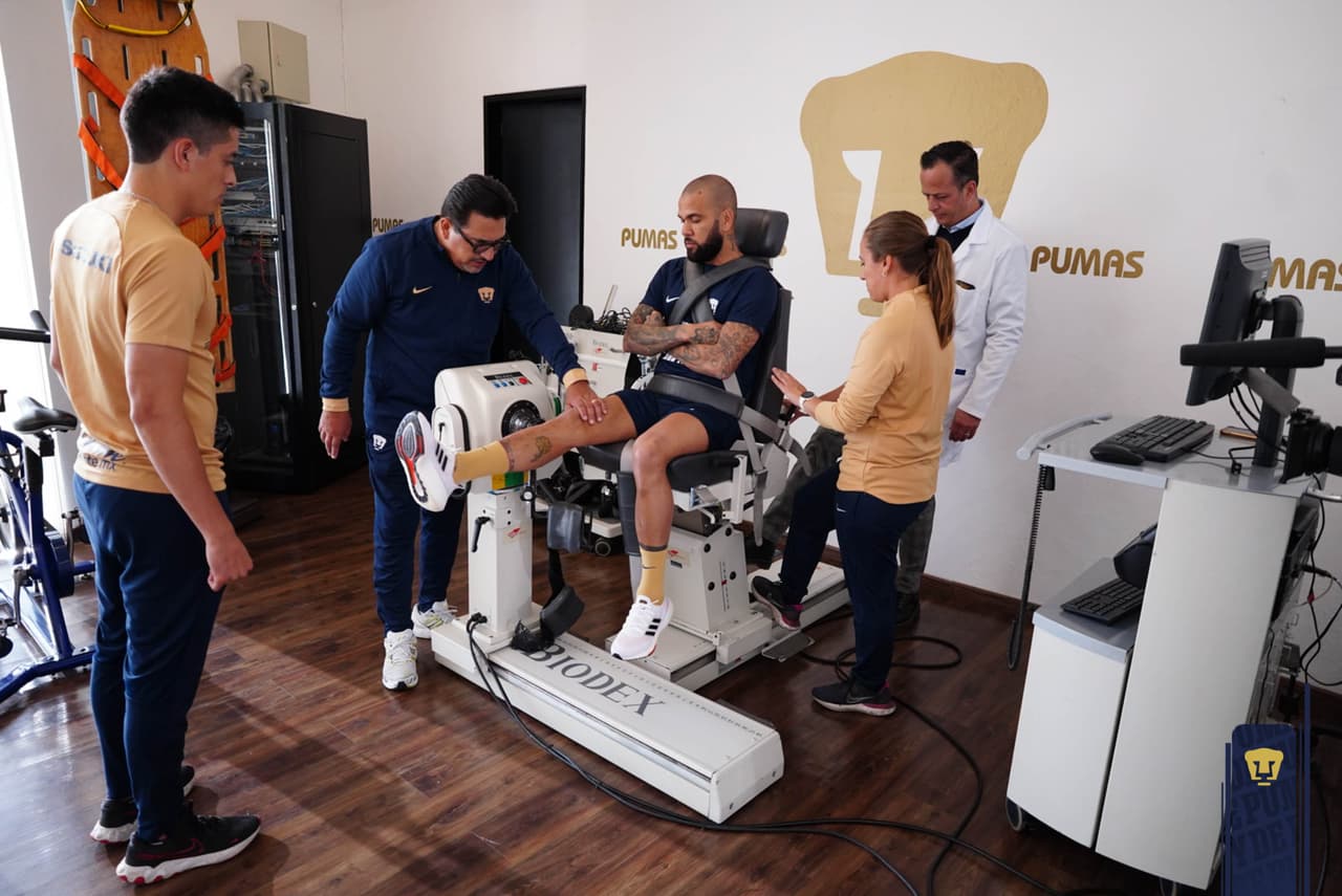 Dani Alves presentó sus pruebas físicas y médicas antes de firmar su contrato con Pumas.