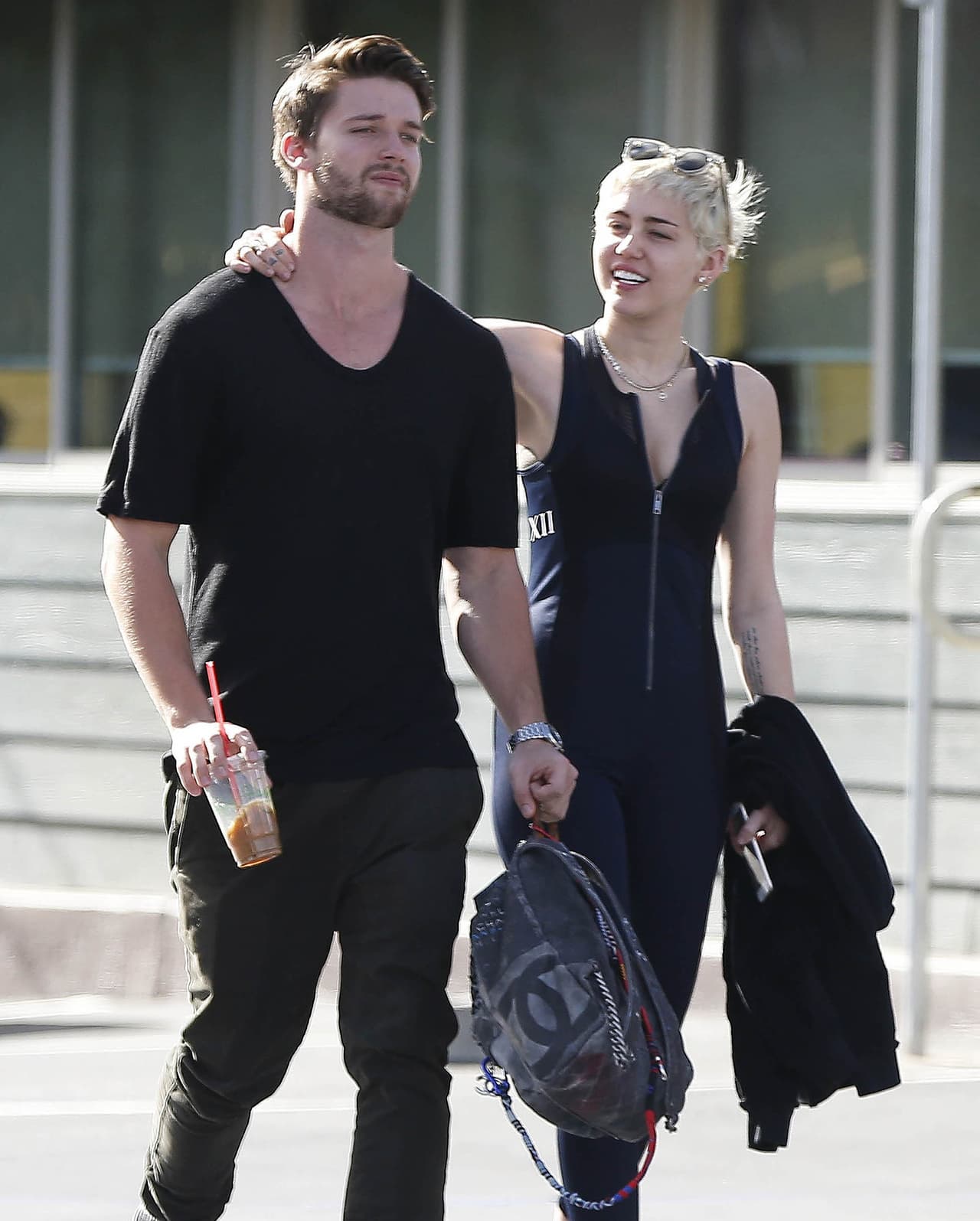 Tras permanecer juntos un tiempo, se supo que Patrick le había puesto el cuerno. Miley se sintió despechada y decidió poner fin a sus amoríos con el galán.