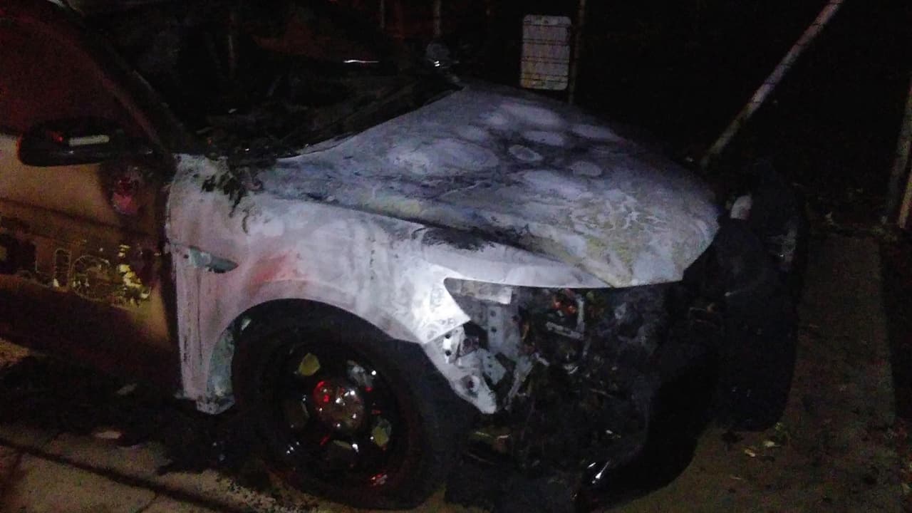 La parte frontal del vehículo quedó calcinado. El auto estaba estacionado afuera de un garaje en la estación de policías.