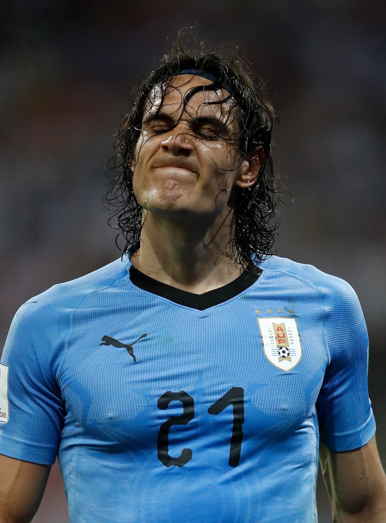 Los largos rizos de Edinson Cavani de Uruguay como complemento perfecto de sus ajustadísimas camisetas.