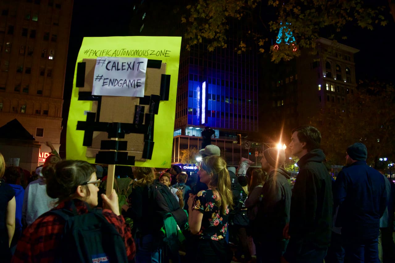 La iniciativa 'CalExit' que promueve la separación política de California del resto de Estados Unidos a través de un referéndum, también tuvo eco en las protestas en Oakland contra Donald Trump.