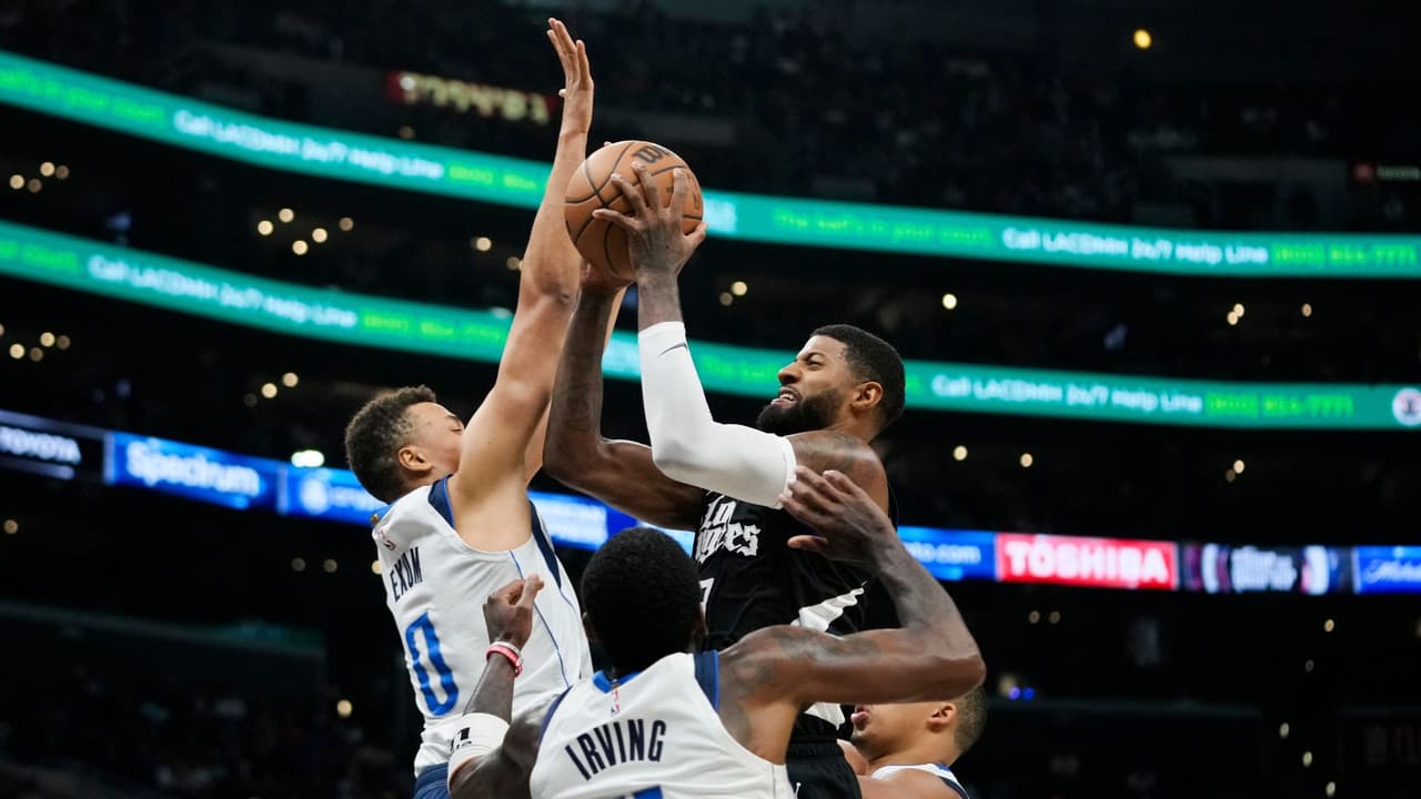 Paul George, de los Clippers de Los Ángeles, dispara frente a Dante Exum, de los Mavericks de Dallas, en el encuentro del sábado 25 de noviembre de 2023.