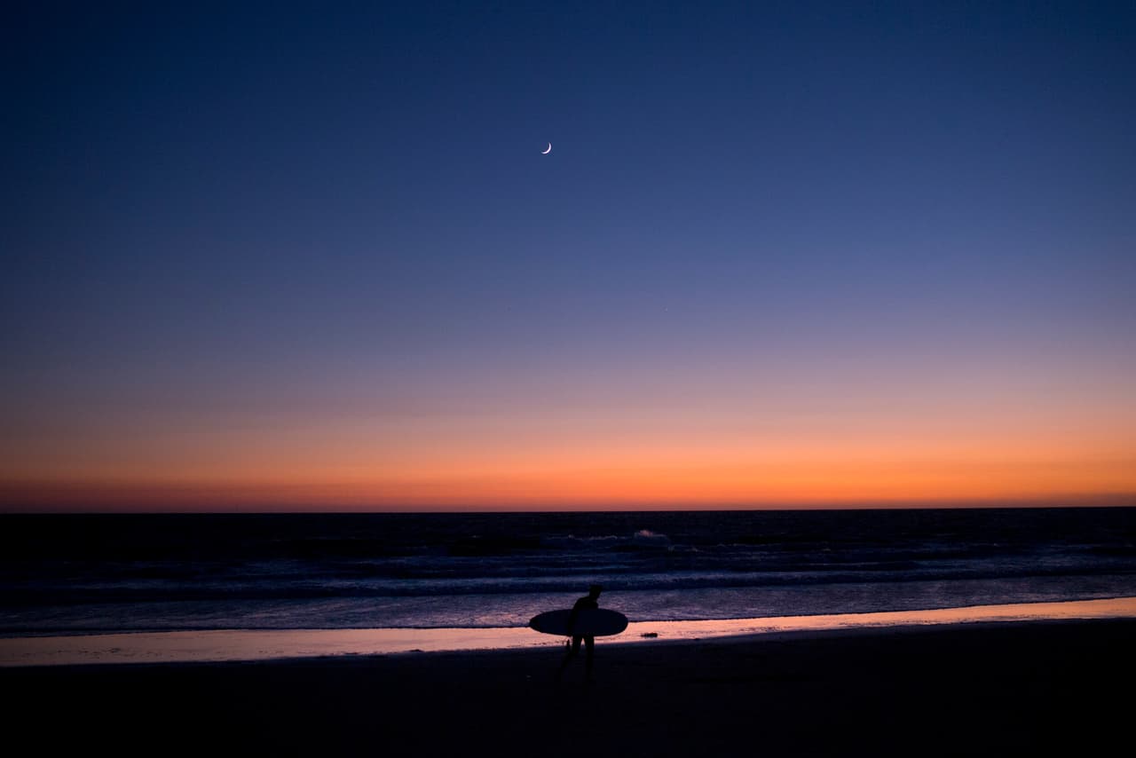 Este es un atardecer en la popular playa de Venice.