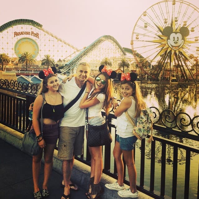 Aquí con sus hermanas y papá en Disney.