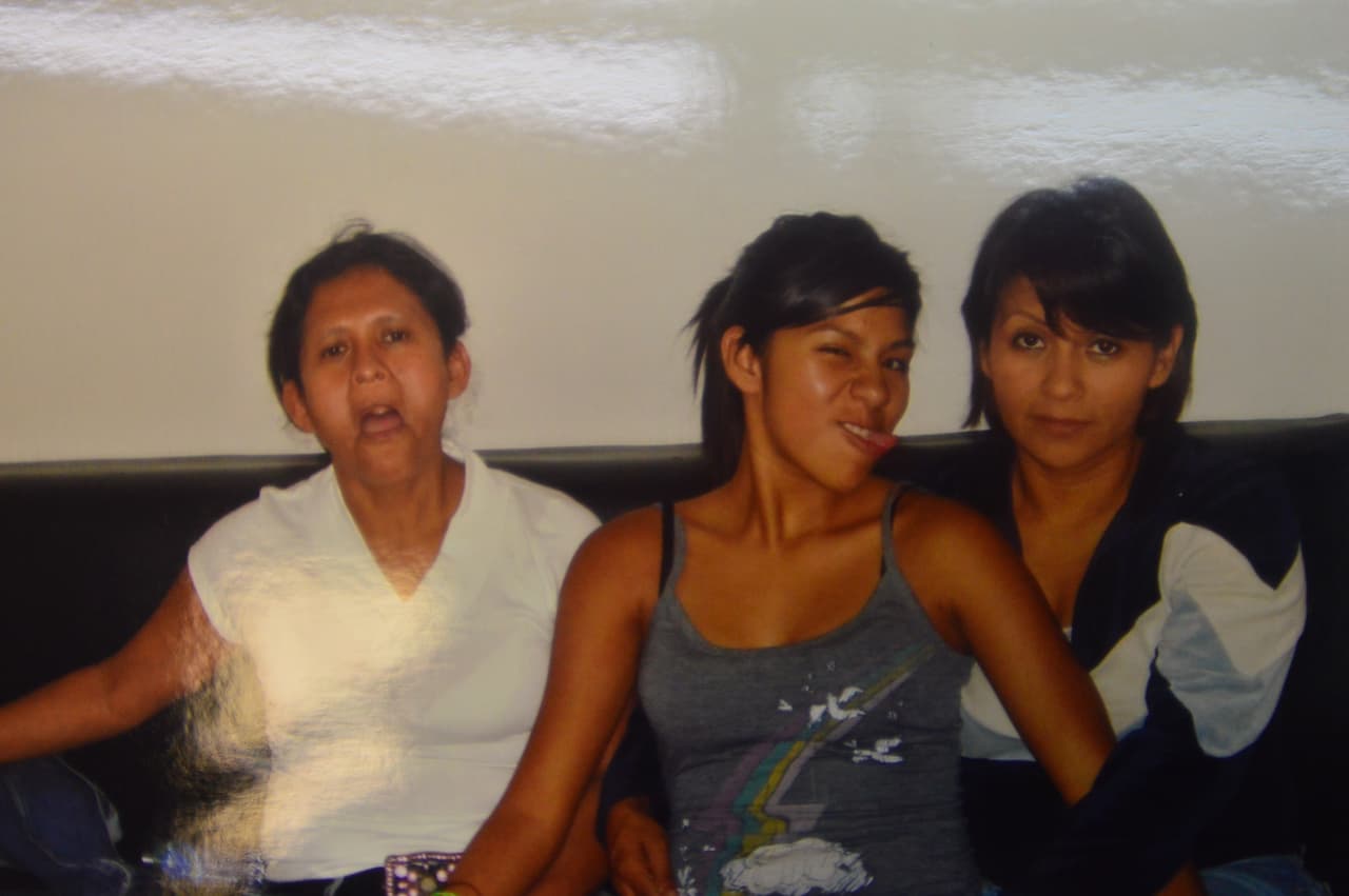 Nohemí era una joven a la que le gustaban las bromas. Aquí posa junto a su tía (izquierda) y su madre.