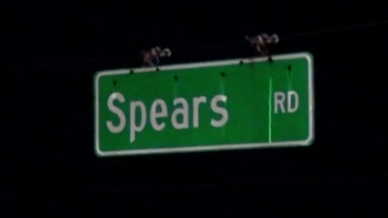 Los sospechosos llegaron al negocio que está ubicado en la cuadra 2800 de Spears Road. Entres las calles Spears y Walters el miércoles, alrededor de las 10:30 pm.