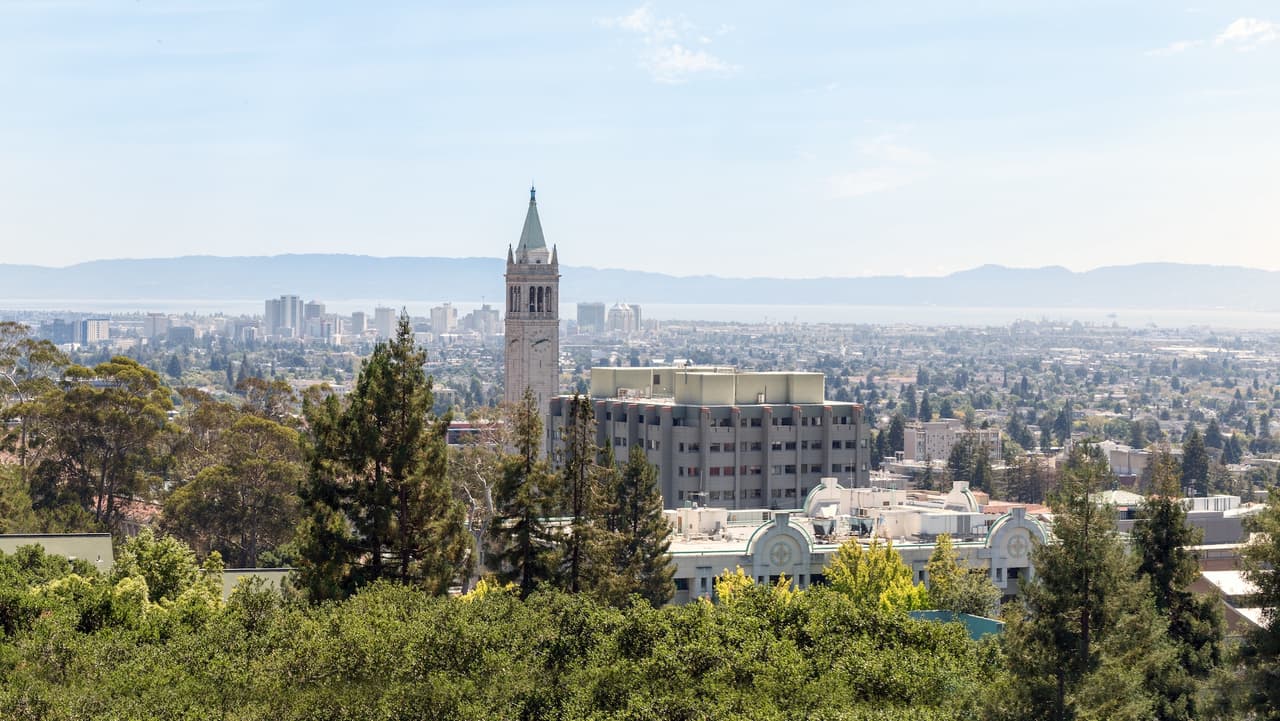 <b>Berkeley</b>
<br>Se encuentra en el área de la Bahía de San Francisco, al este de la ciudad de San Francisco. Es hogar de la Universidad de California, Berkeley, conocida por su activismo político, diversidad cultural y escena artística.
<br>
<br>Costo promedio de vivienda: En enero de 2025, el 
<b>precio medio de venta de vivienda fue de $1,243,750. </b>Salario promedio: Según estimaciones de 2022, el ingreso medio de los hogares fue de $104,716 anuales.