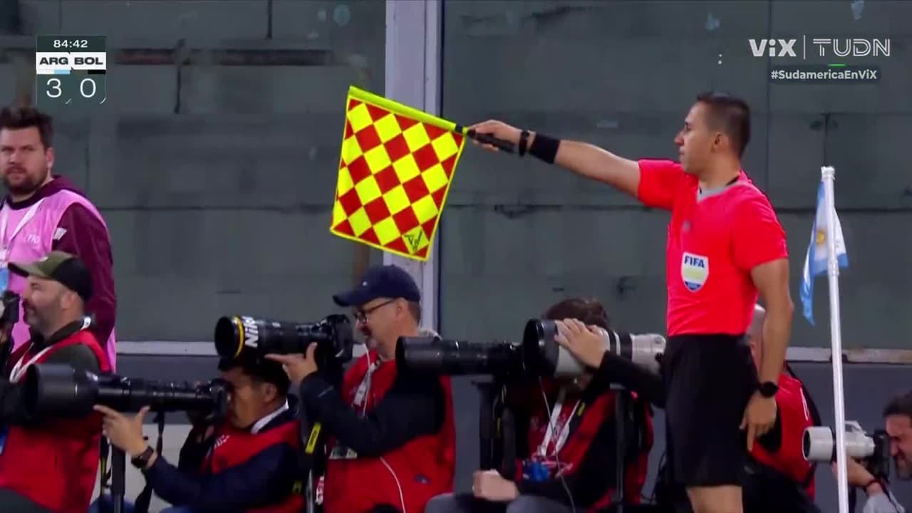 ¡Gol anulado a Argentina! El árbitro auxiliar marca posición adelantada a López