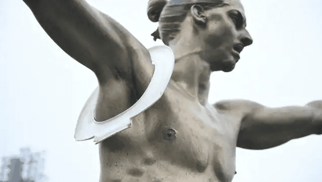 Tras darse el anuncio de que Zlatan Ibrahimovic se convierte en copropietario del Hammarby, los aficionados del Malmo han pedido retirar su estatua y hoy amaneció vandalizada.