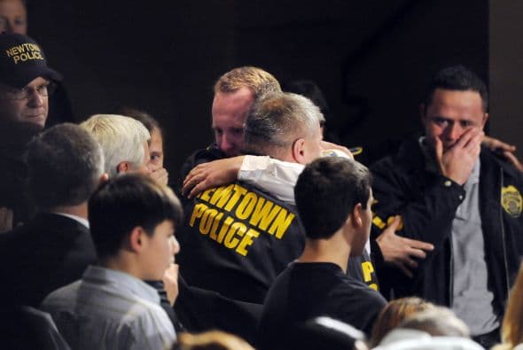 Asimismo, a la ceremonia asistieron policías y rescatistas que trabajaron en el lugar del tiroteo.