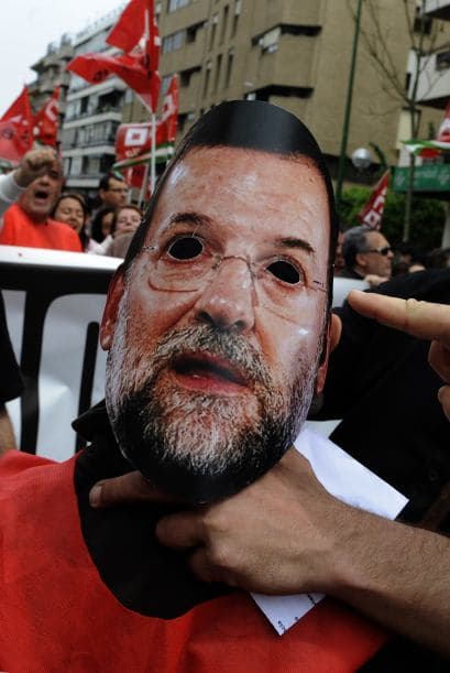 Para los sindicatos la nueva ley, ya en vigor aunque sujeta a modificaciones menores en el Parlamento, abre la puerta a despidos masivos, reducciones de salarios y la desprotección total del trabajador frente al empresario.