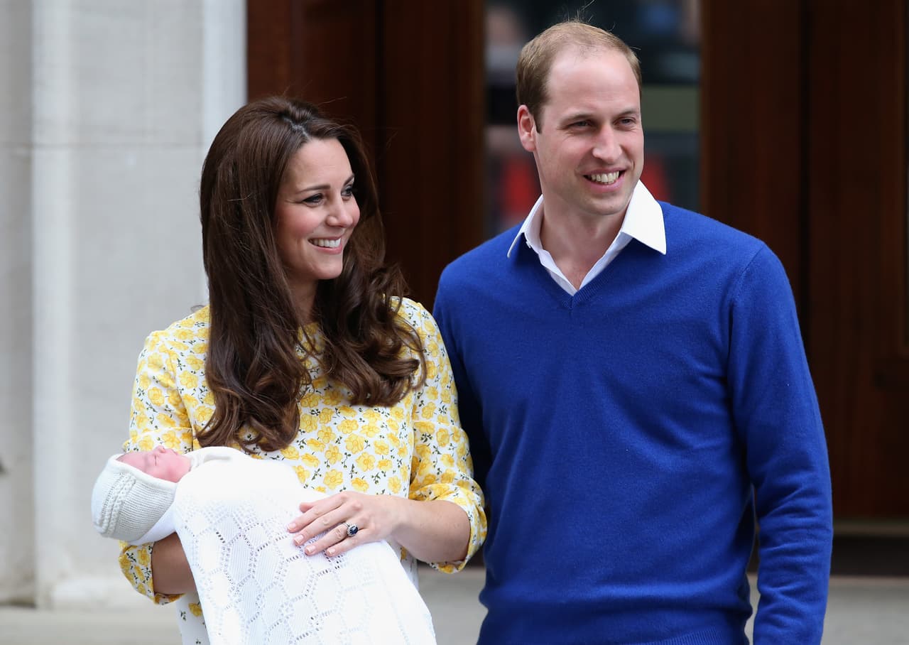 <b>2 mayo 2015</b>
<br>Con su segundo parto, Kate Middleton y el príncipe William volvieron a presentar a su hija Charlotte a la prensa afuera del ala Lindo del hospital St Mary en Londres.
<br>