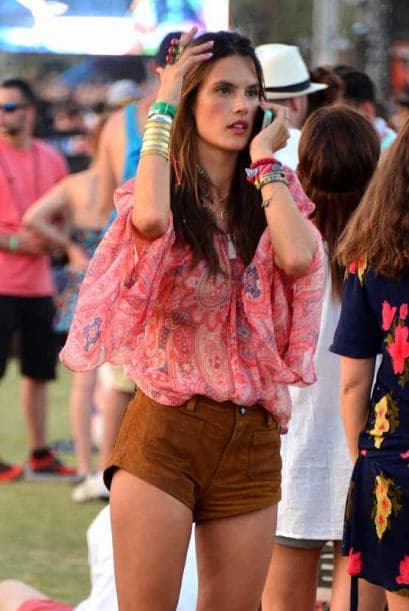 Unos fueron a trabajar, otros a divertirse y otros a pasar sencillamente desapercibidos por las fachas que lucieron. Te traemos las estampas de los ricos, famosos y muy fachosos, así vieron a las celebridades que disfrutaron del festival musical Coachella en Indio, California. ¿Los reconoces? ¿Quieres ver más?: Las fotos que no te puedes perder