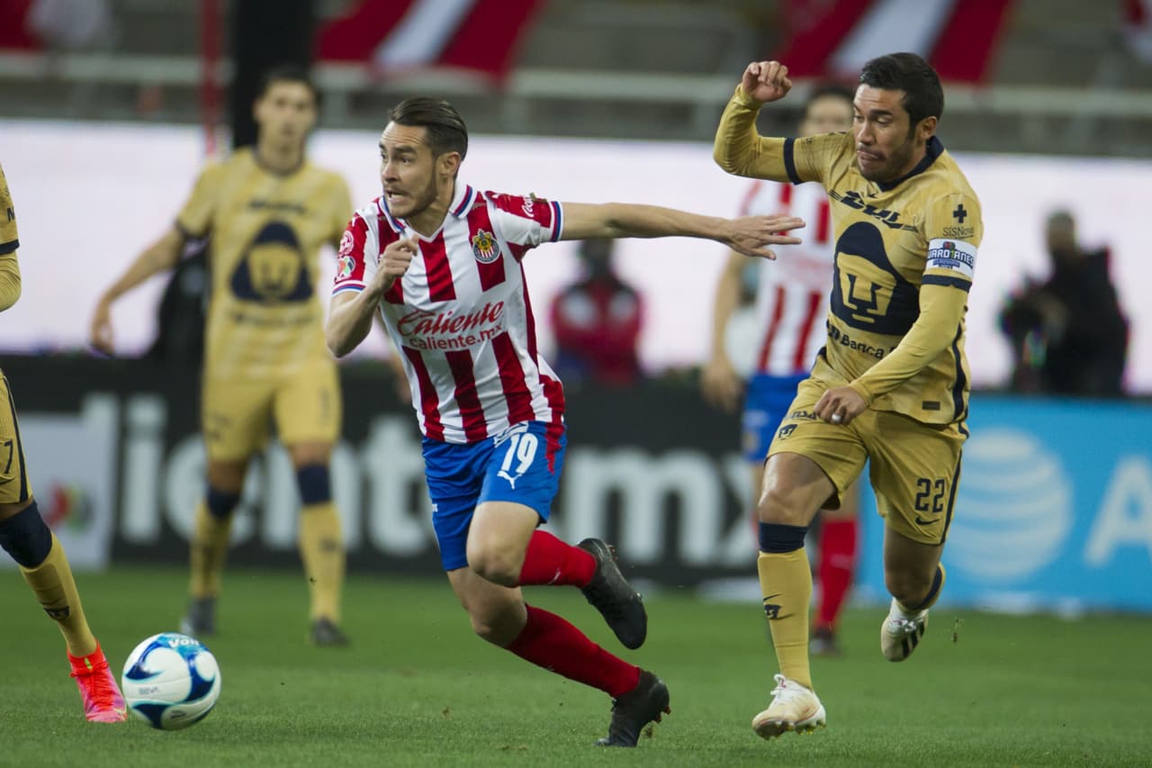 Las chivas logran venir de atrás para vencer a Pumas 2-1 y subir lugares en la tabla de posiciones.Pumas se queda en el penúltimo lugar con 5 puntos y las Chivas suben hasta la décima posición con 10 unidades.