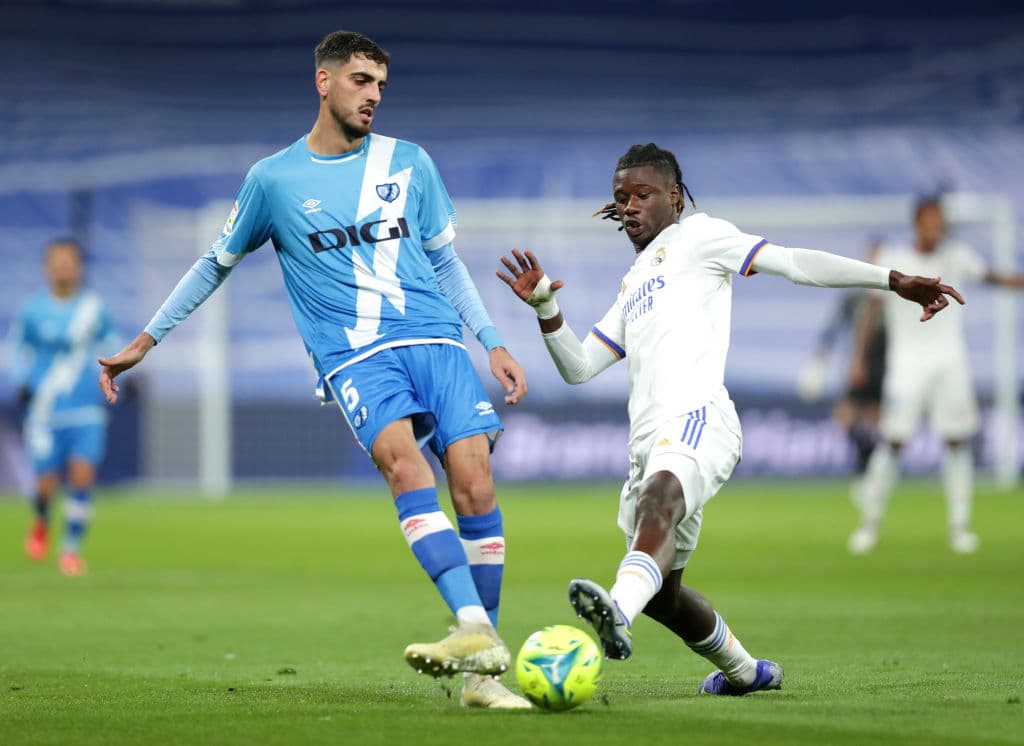 Toni Kroos y karim Benzema adelantan al Real madrid en el primer tiempo y gtras 90 minutos el Madrid logra vencer 2-1 al Rayo Vallecano.