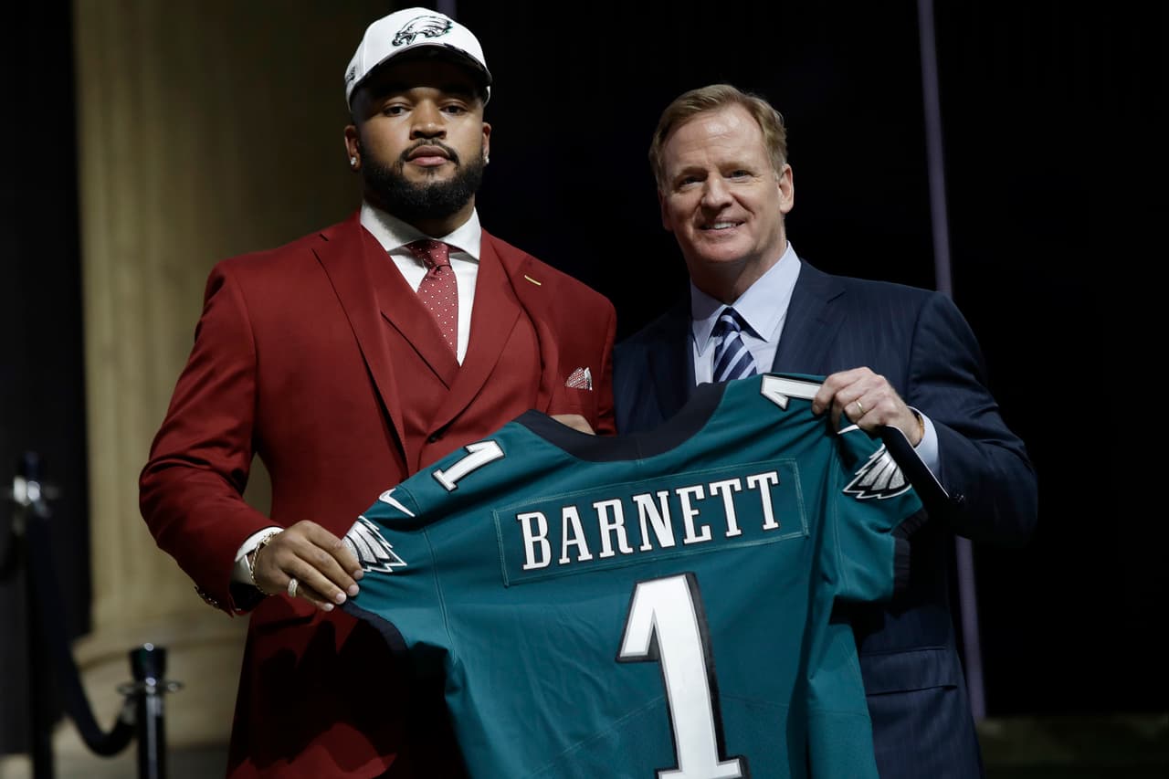 <b>14 DEREK BARNETT | DE Philadelphia Eagles</b>
<br>Universidad: Tennessee
<br>Estatura: 6’3’’ 
<br>Peso: 259 libras
<br>
<br>Destacar: Dejó un expediente notable en la escuela con 33 sacks en su carrera.
<br>
<br>Resumen: Compensa su falta de explosión buenos ataques por fuera de la línea con manos fuertes y rápidas, además de buena potencia para su tamaño.
<br>
<br>Conclusión: Primer jugador de Tennessee tomado en la primera ronda desde 2014.
