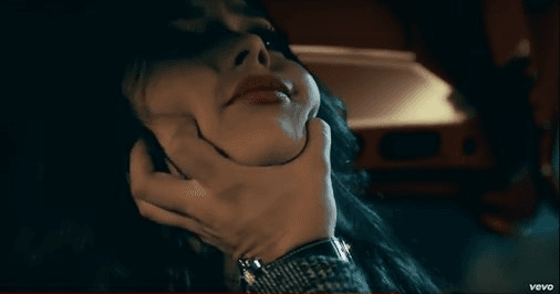 La toma fuertemente por el cuello, castigándola por su traición.