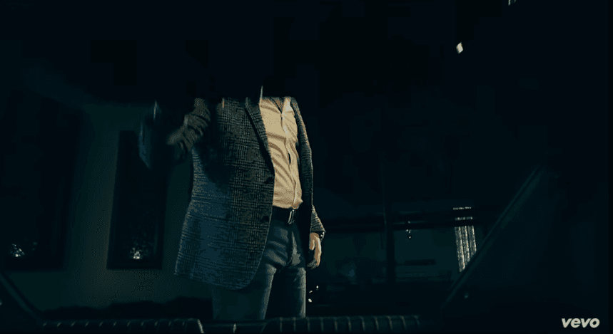 Y ahí la encierra para conducirse a una zona alejada.